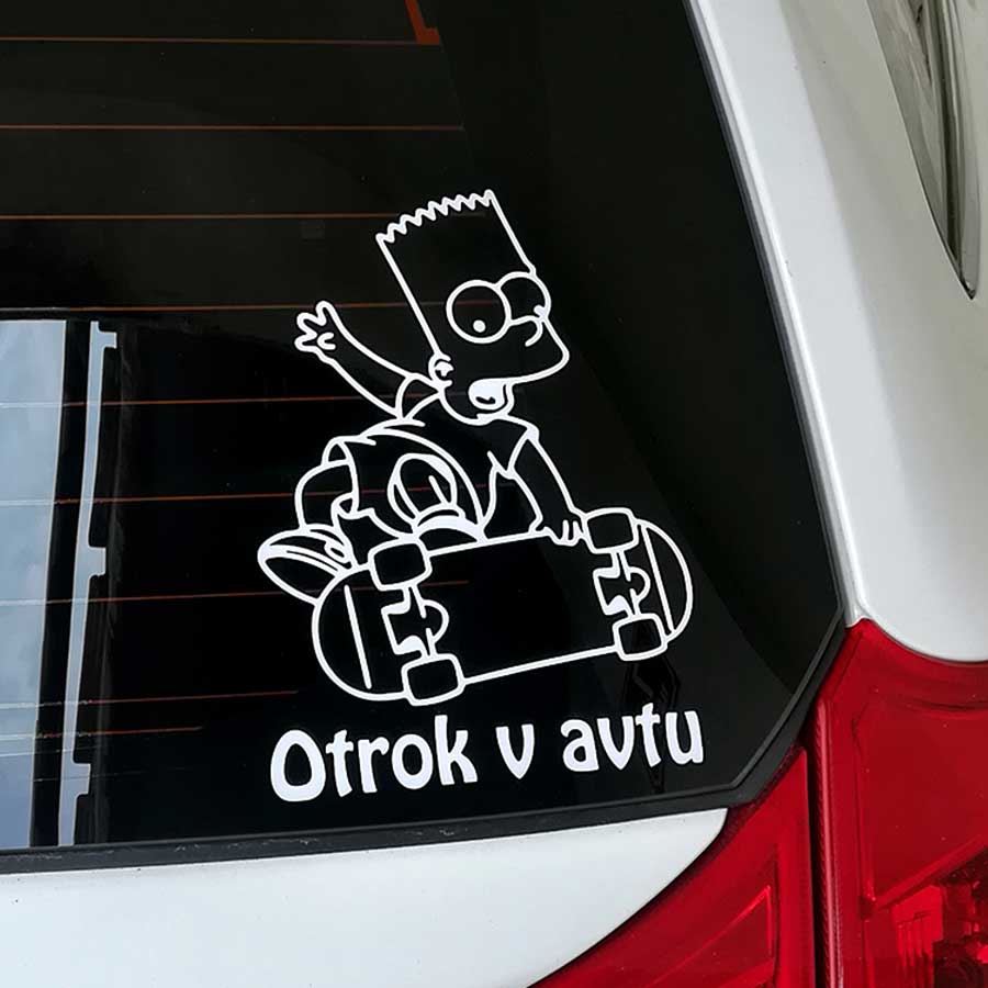 Bela nalepka dečka v avtomobilčku z besedilom po želji na zadnjem steklu.