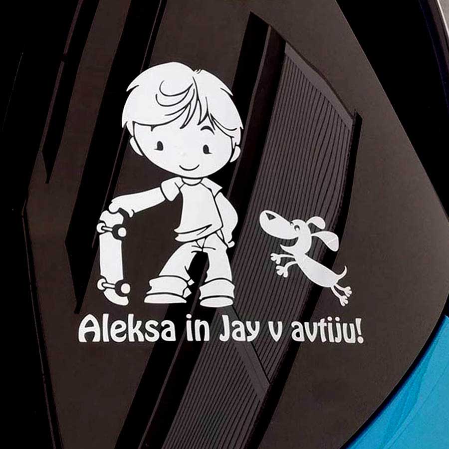 Bela nalepka dečka z letalom in besedilom po želji na avtomobilskem steklu.