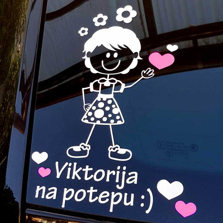 Bela nalepka deklice s srčki in besedilom po želji na avtomobilskem steklu.