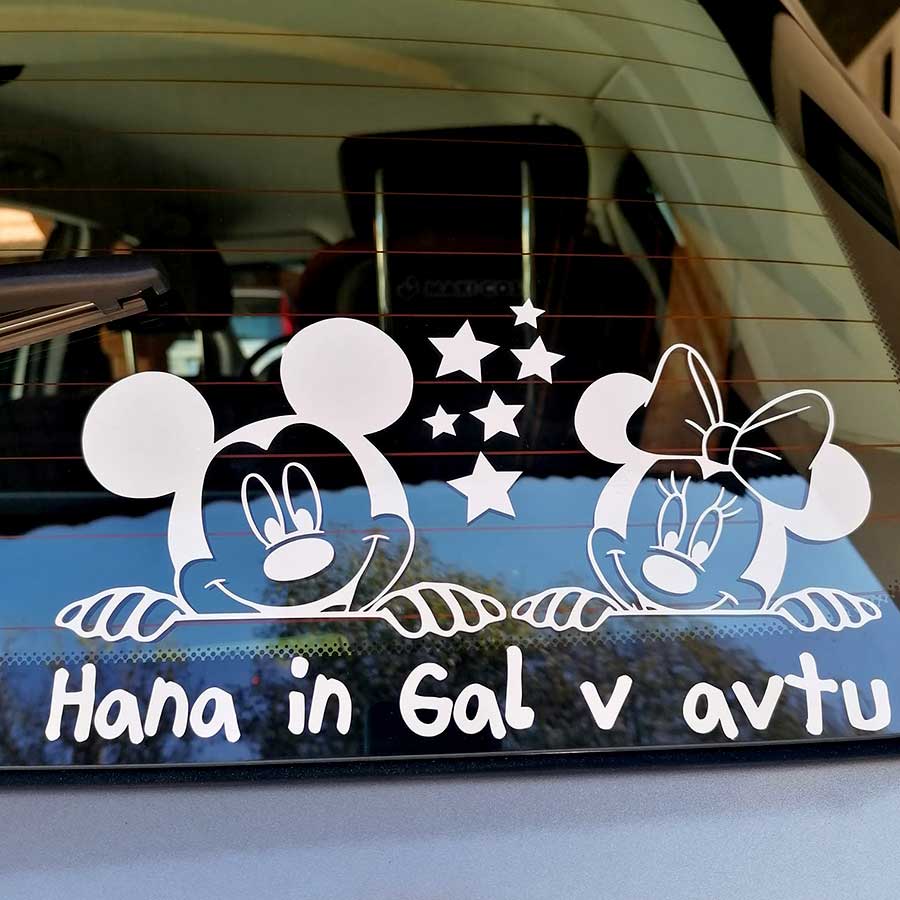 Bela nalepka dveh mišk z besedilom po želji na zadnjem steklu avtomobila.