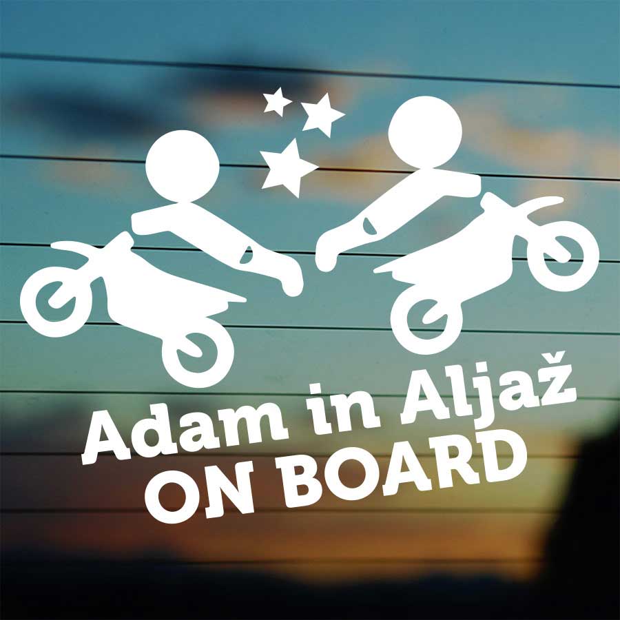Bela nalepka dveh motoristov z besedilom po želji na avtomobilskem steklu.