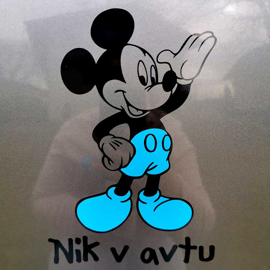 Črna in modra nalepka miška z besedilom po želji na karoseriji avtomobila.