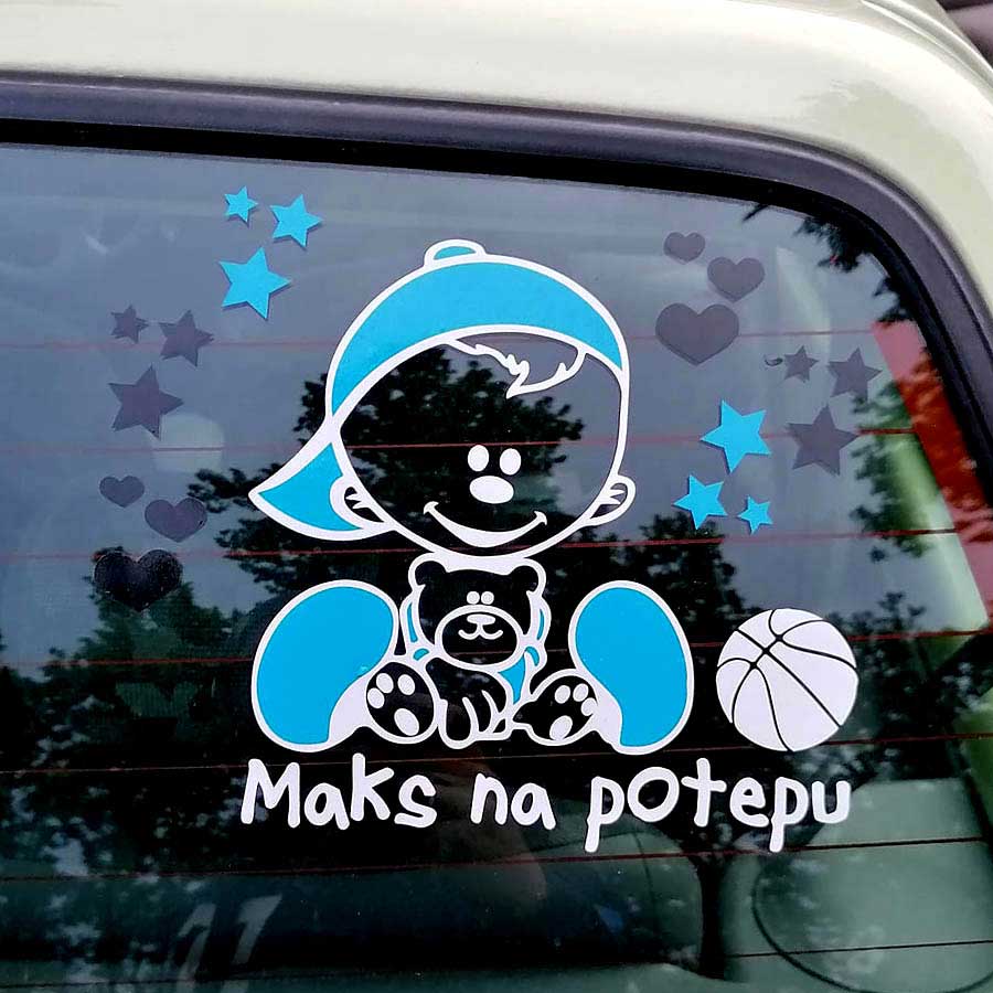 Modra in bela nalepka dečka s kapo, medvedkom in žogo ter besedilom po želji na zadnjem steklu avtomobila.