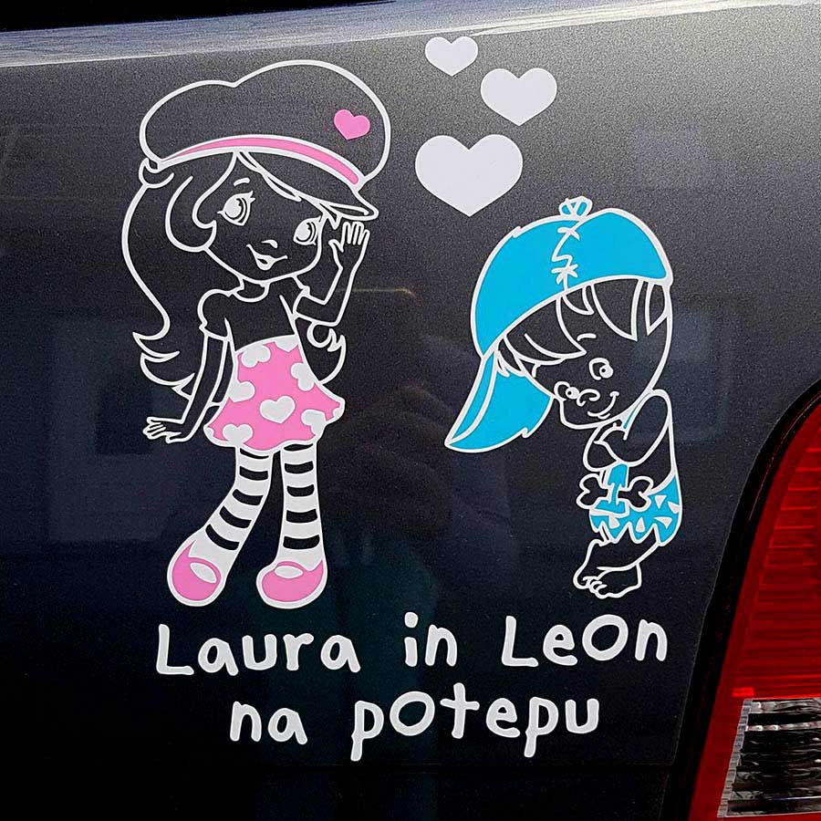 Modra in rožnata nalepka deklice in dečka z besedilom po želji na steklu.