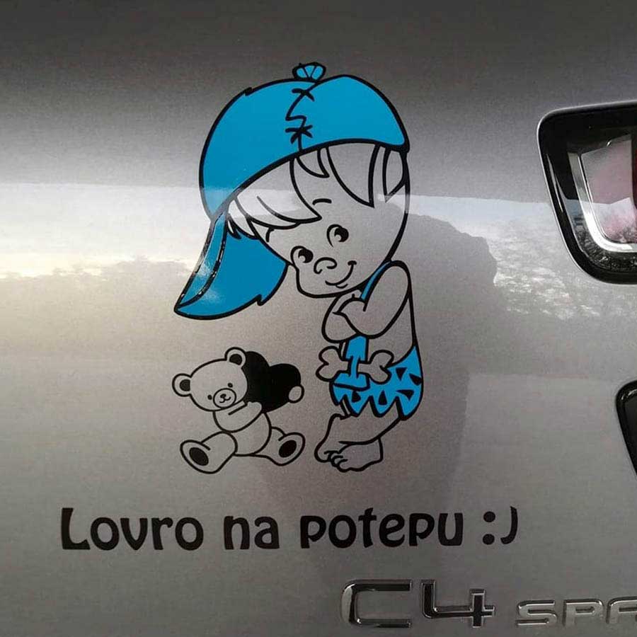 Modra nalepka dečka s kapo in besedilom po želji na karoseriji avtomobila.