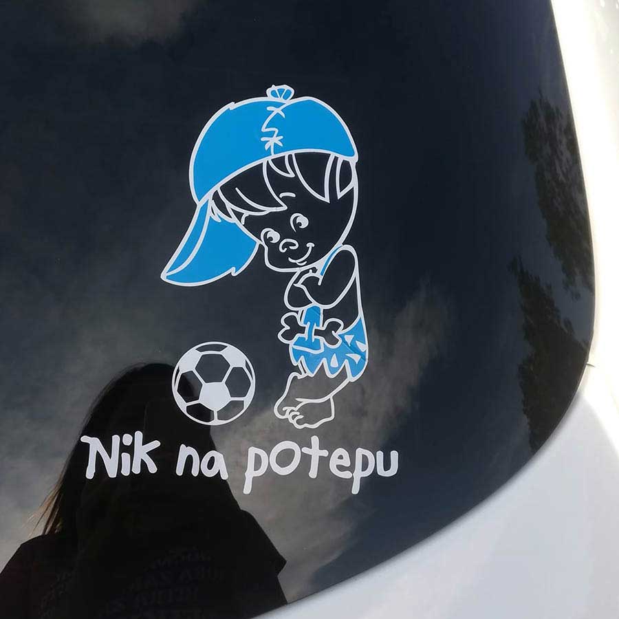 Modra nalepka dečka z nogometno žogo in besedilom po želji na avtomobilskem steklu.