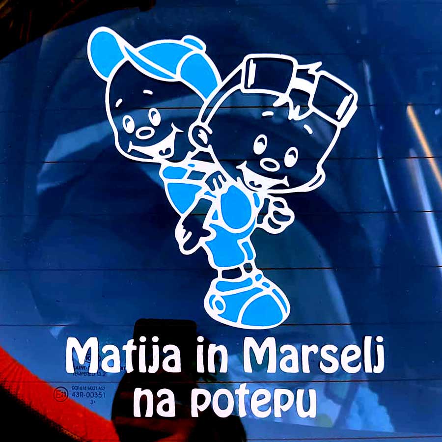 Modra nalepka dveh dečkov s kapama in besedilom po želji na steklu.