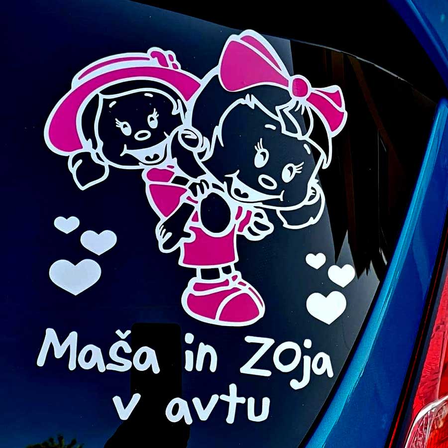 Nalepka dveh deklic z rožnatimi pentljami in besedilom po želji na zadnjem steklu.