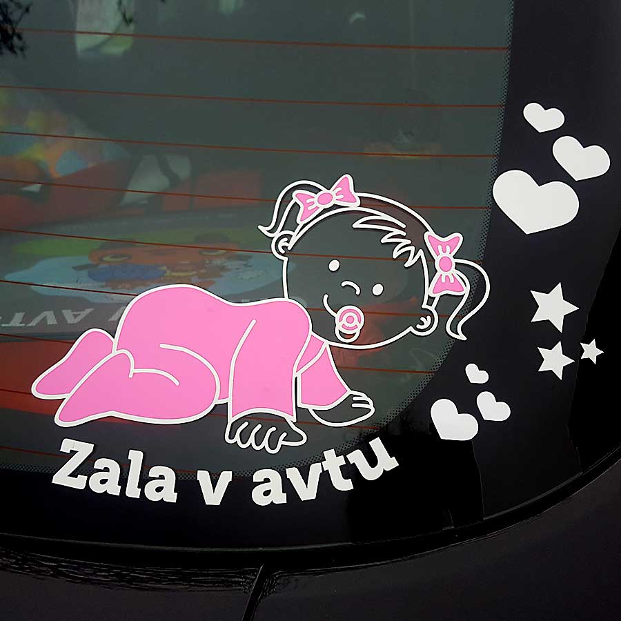 Rožnata nalepka ležeče dojenčice z besedilom po želji na zadnjem steklu.